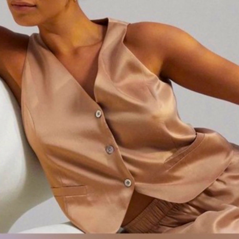 Lunya NWT washable silk button vest in Otium tan